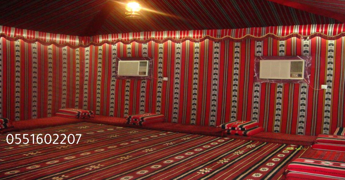 بيت شعر فاخر مع واجهة زجاجية مدمجة ضمن تصميم معماري حديث