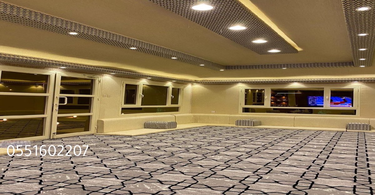 خيام متجاورة في مهرجان تراثي تُستخدم لعرض الحرف اليدوية والطعام التقليدي